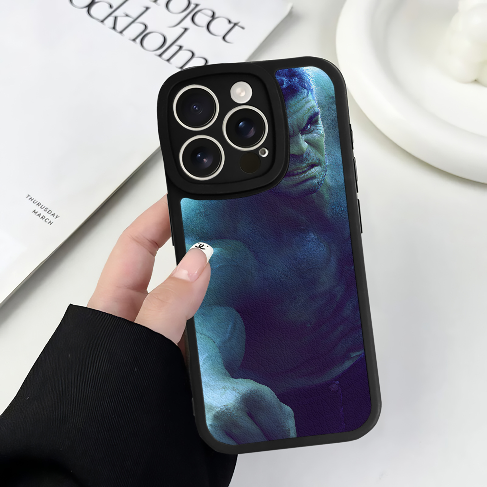 （画像用） アベンジャーズ The Avengers 【iPhone 16シリーズ対応】シリコンスマホケース（レザー調） 材質：シリコン